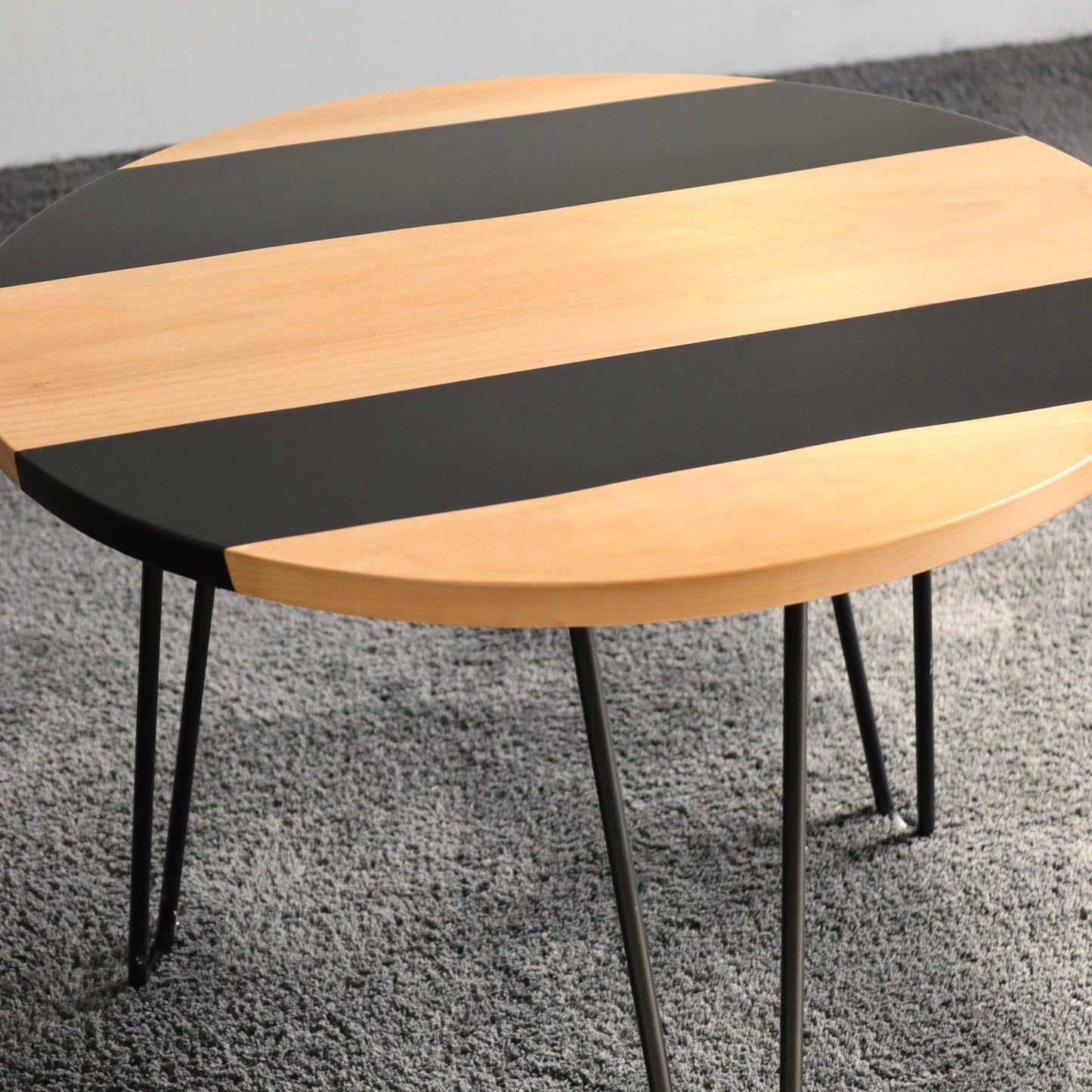 Tavolino in legno e resina nera