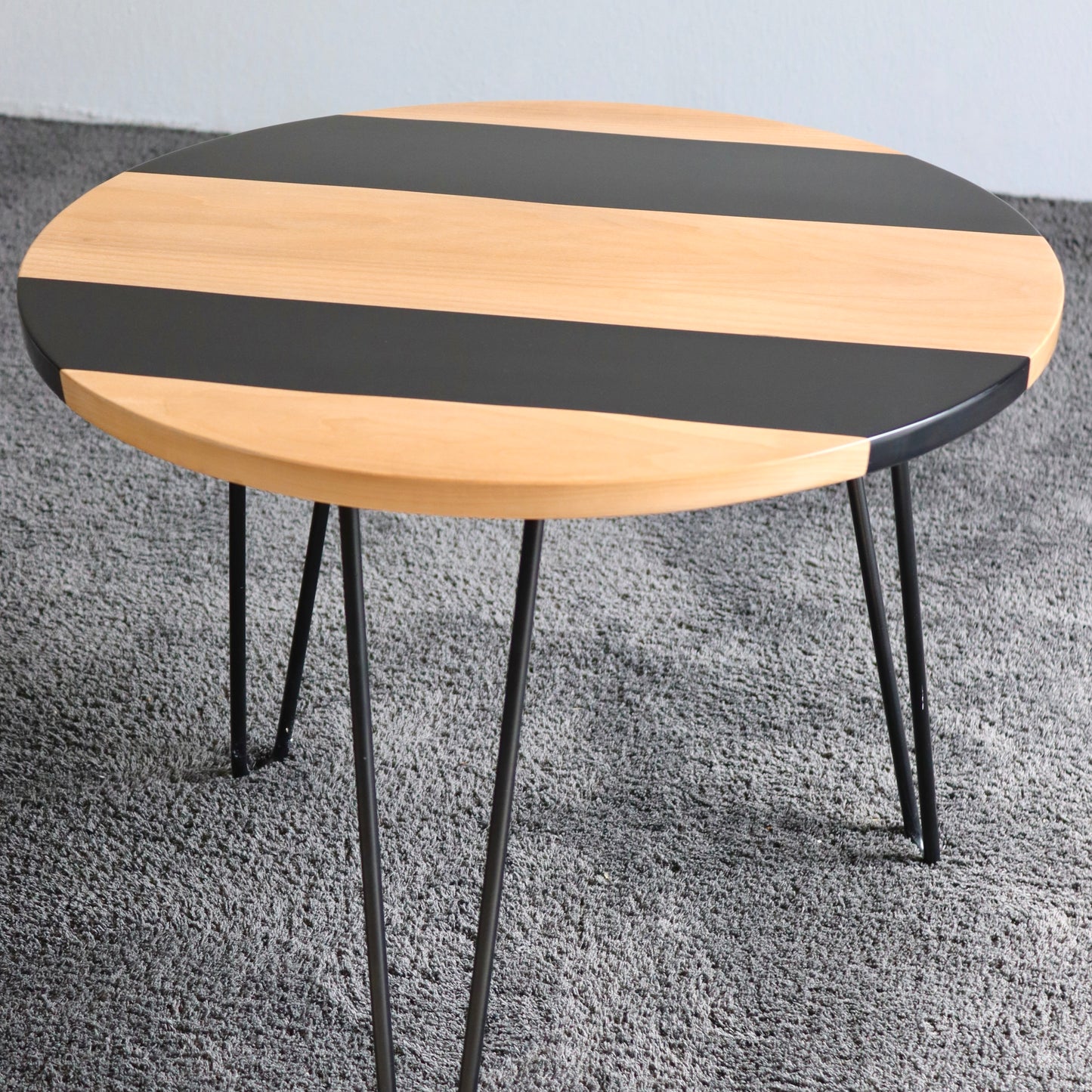 Tavolino in legno e resina nera