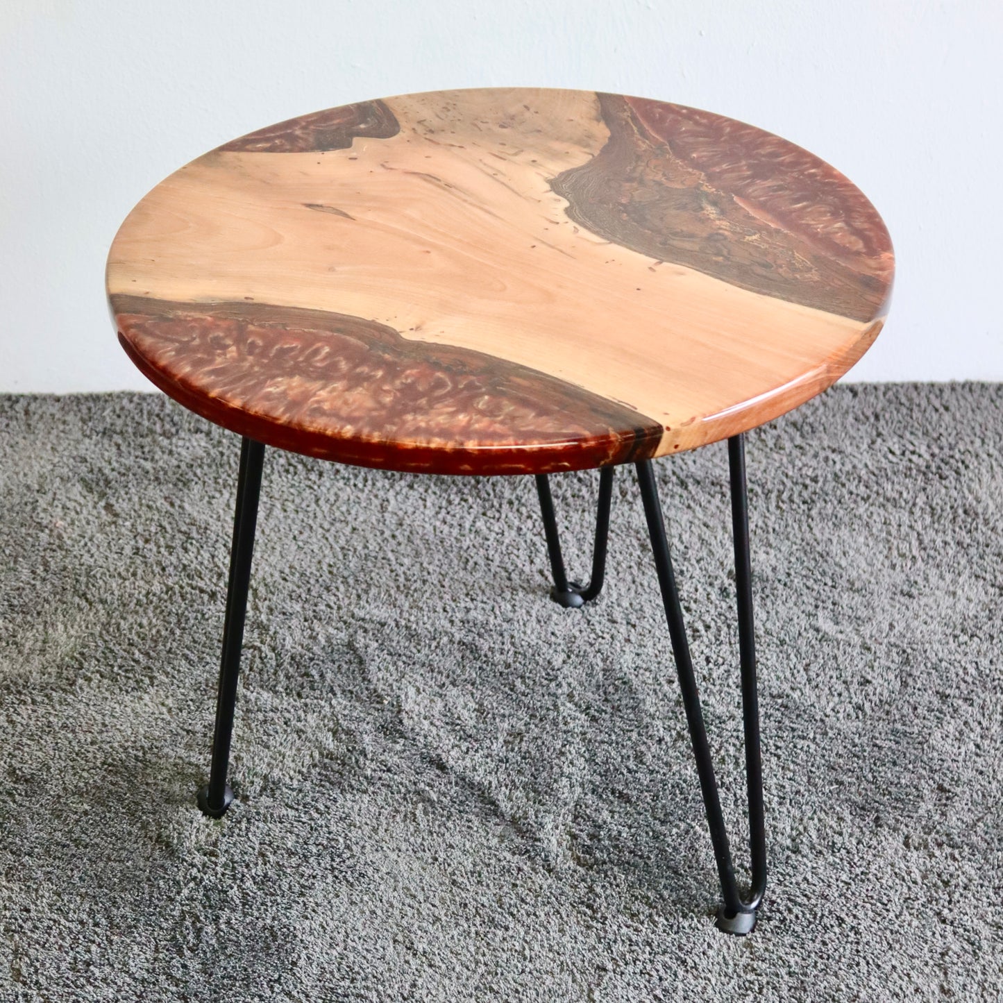 Tavolino da caffè in legno massello e resina perlata