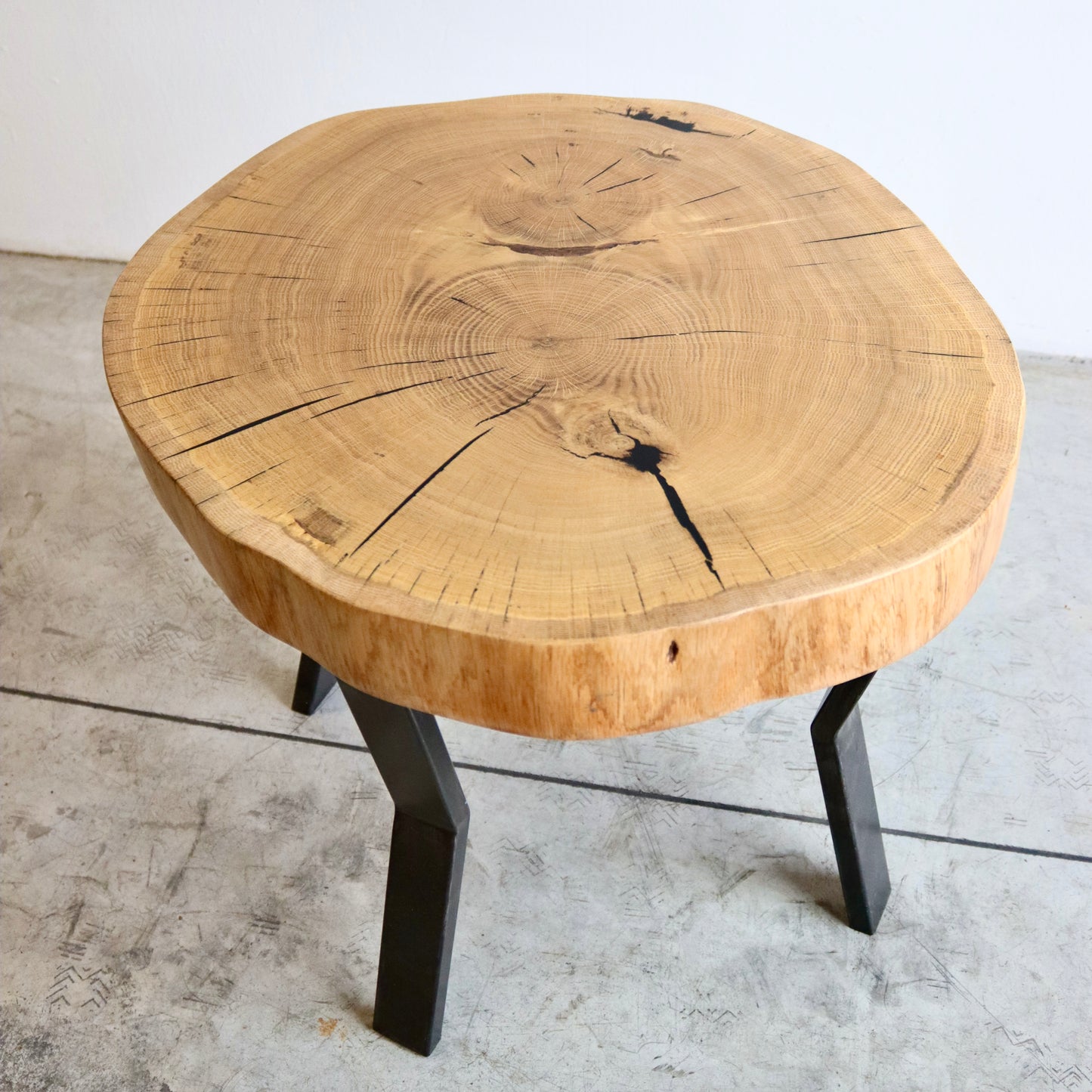 Tavolino in legno massello di Rovere e resina nera