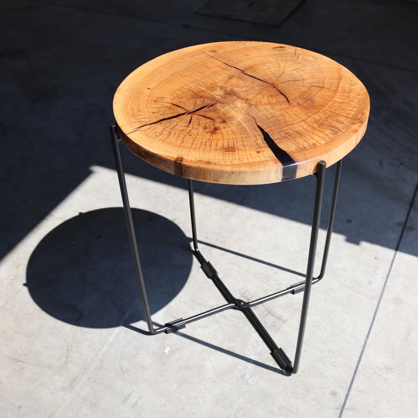 Tavolino da caffè in legno massello e resina nera perlata