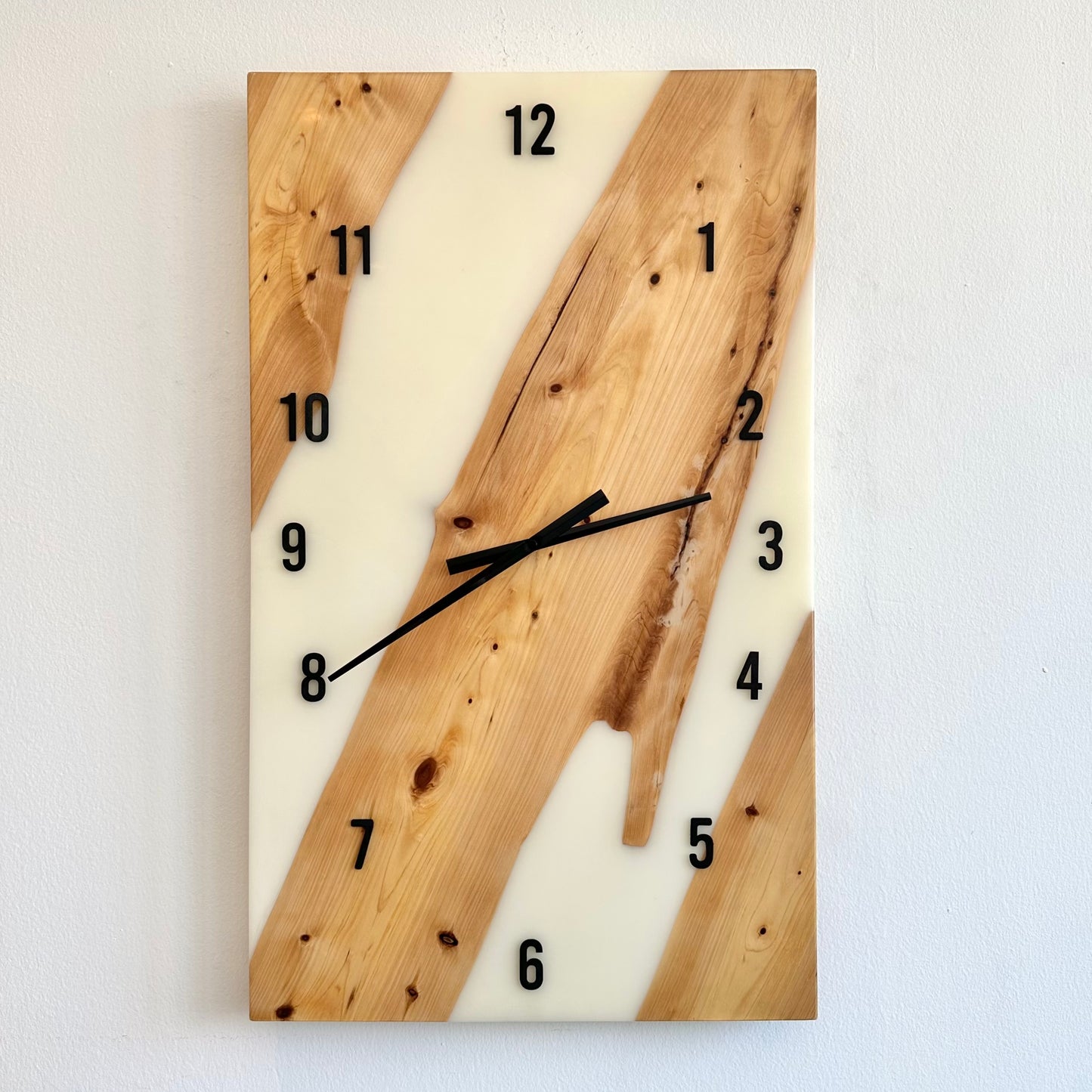 Orologio da parete in legno e resina bianca con numeri in legno