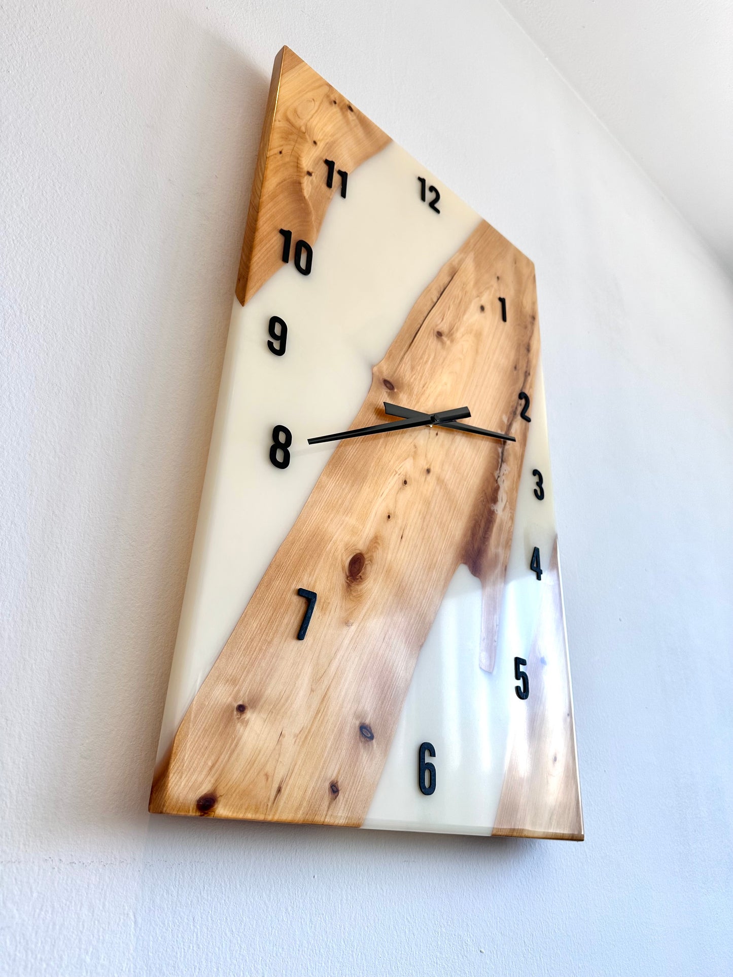 Orologio da parete in legno e resina bianca con numeri in legno