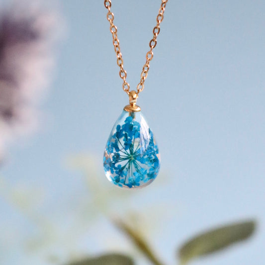 Collana RUGIADA in acciaio inossidabile e ciondolo in resina con Pizzo della Regina Anna blu
