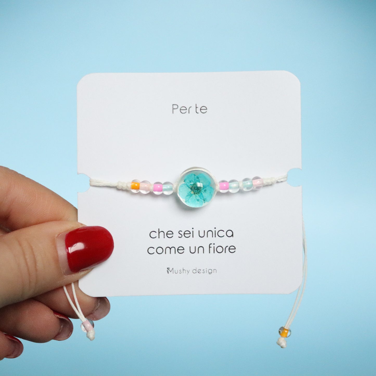 Bracciale regolabile in cordoncino e ciondolo con fiore blu intersecato nella resina