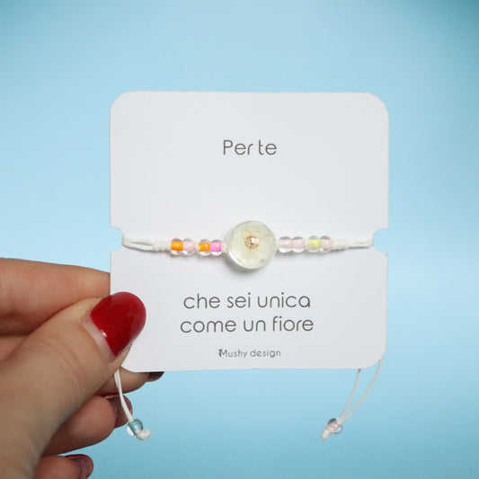 Bracciale regolabile in cordoncino e ciondolo con fiore vero di biancospino intersecato nella resina