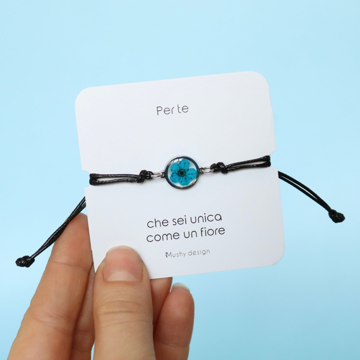 Bracciale regolabile in cordoncino e ciondolo in acciaio inox con fiore blu intersecato nella resina