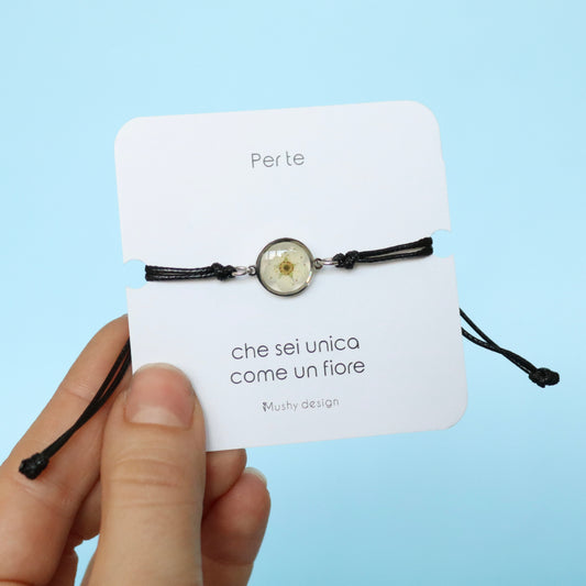 Bracciale regolabile in cordoncino e ciondolo in acciaio inox con fiore bianco intersecato nella resina