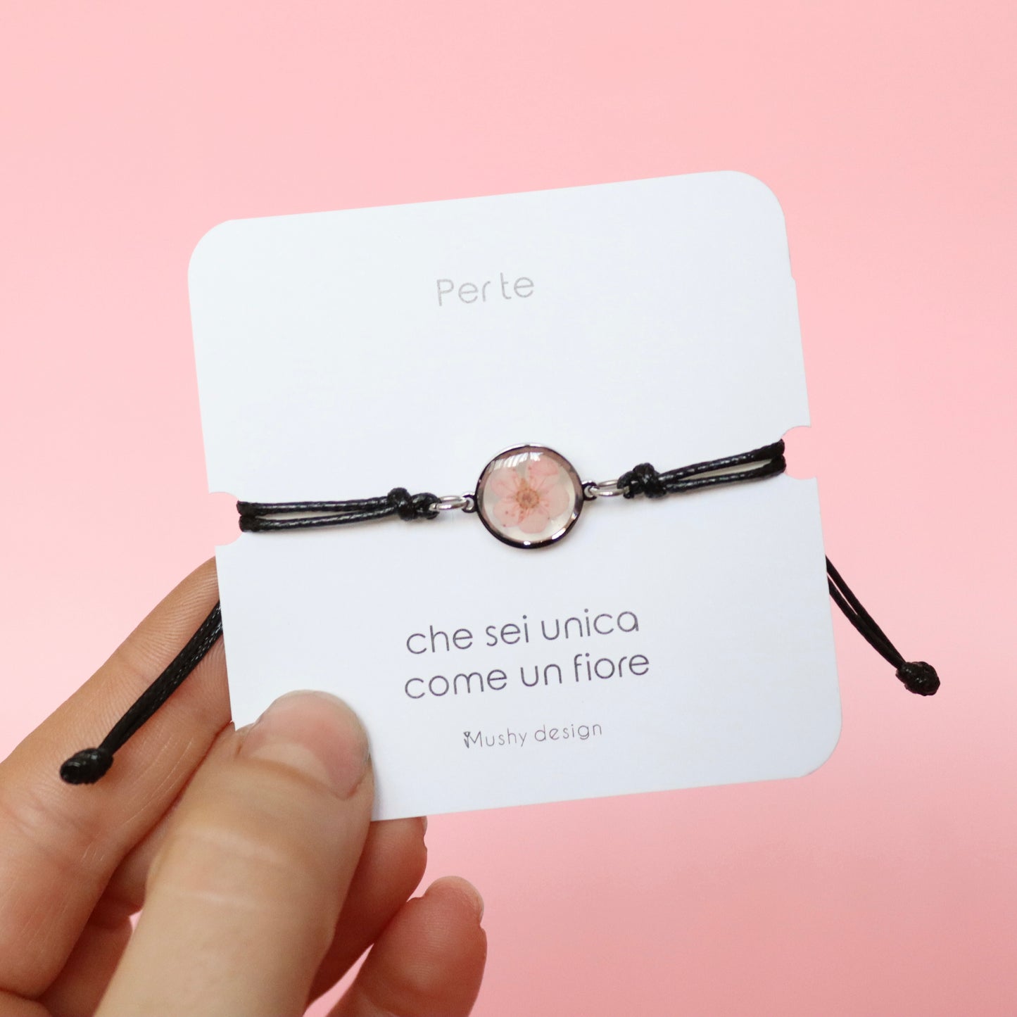 Bracciale regolabile in cordoncino e ciondolo in acciaio inox con fiore selvatico rosa