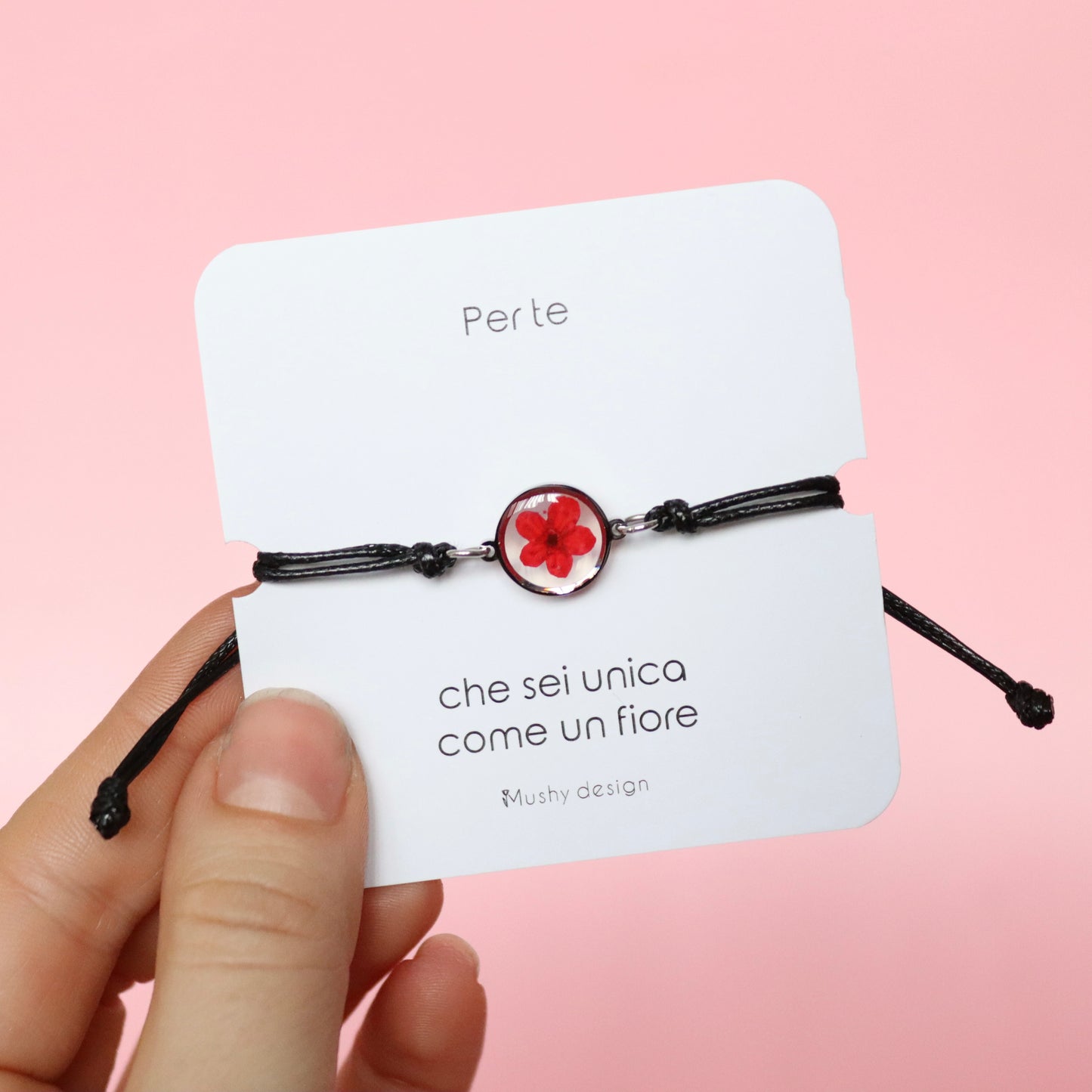 Bracciale regolabile in cordoncino e ciondolo in acciaio inox con Spirea rosso intersecata nella resina