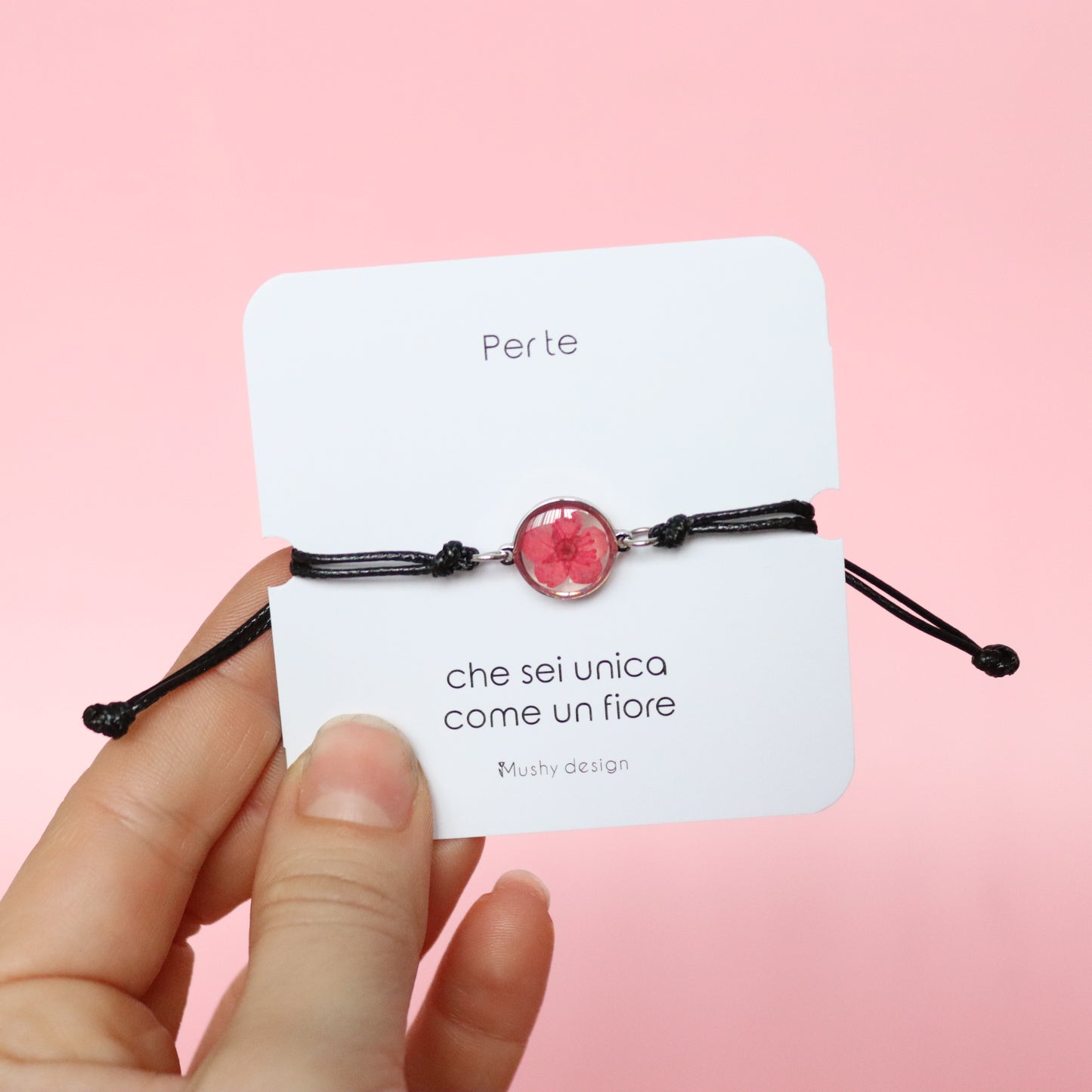 Bracciale regolabile in cordoncino e ciondolo in acciaio inox con Spirea magenta intersecata nella resina