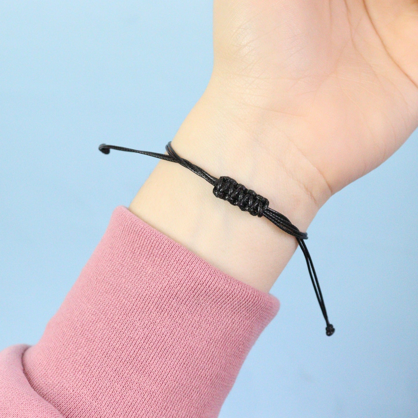 Bracciale regolabile in cordoncino e ciondolo in acciaio inox con fiore selvatico viola intersecata nella resina