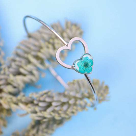 Bracciale rigido cuore in acciaio inox fiore selvatico blu sotto resina - collezione ABBRACCIAMI