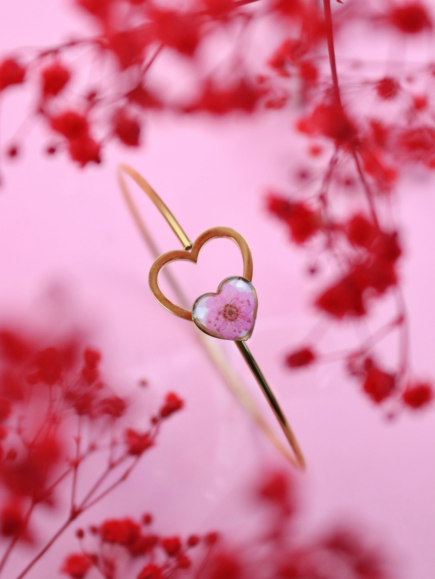 Bracciale rigido cuore in acciaio inox fiore selvatico rosa sotto resina - collezione ABBRACCIAMI