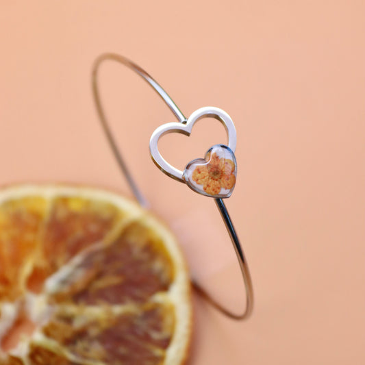 Bracciale rigido cuore in acciaio inox fiore selvatico arancio sotto resina - collezione ABBRACCIAMI