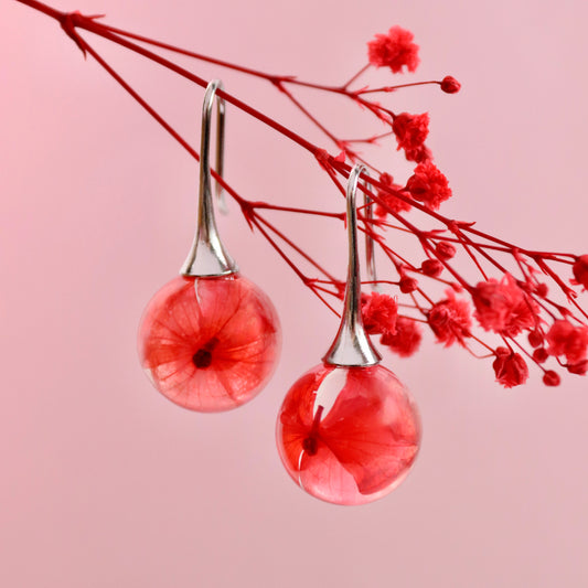 Orecchini pendenti sfera in resina con Ortensia rossa - BOLLA