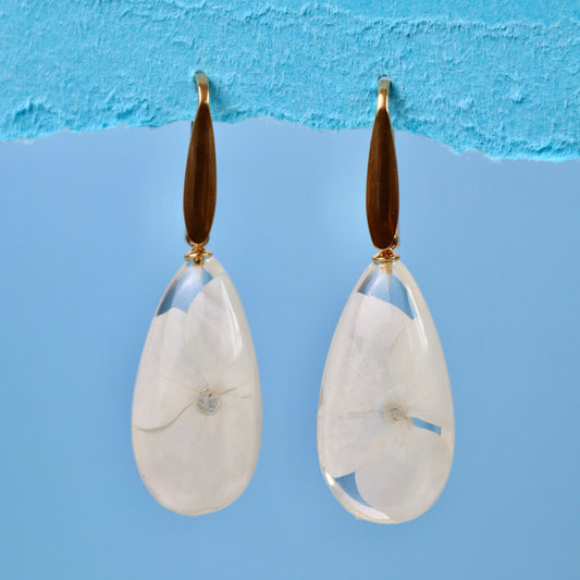 Paio di orecchini in resina pendenti con Ortensia bianca, collezione RUGIADA