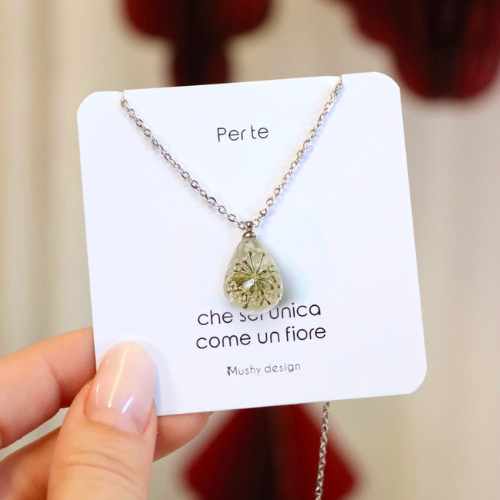 Collana RUGIADA in acciaio inossidabile e ciondolo in resina con Glixia bianca e Carota selvatica