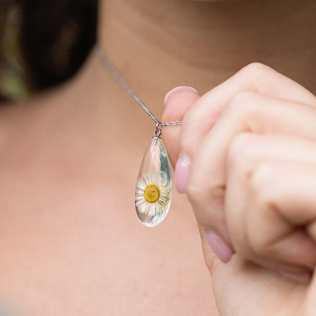 Collana RUGIADA in resina con fiore Margherita - Pratolina, montatura in acciaio inossidabile