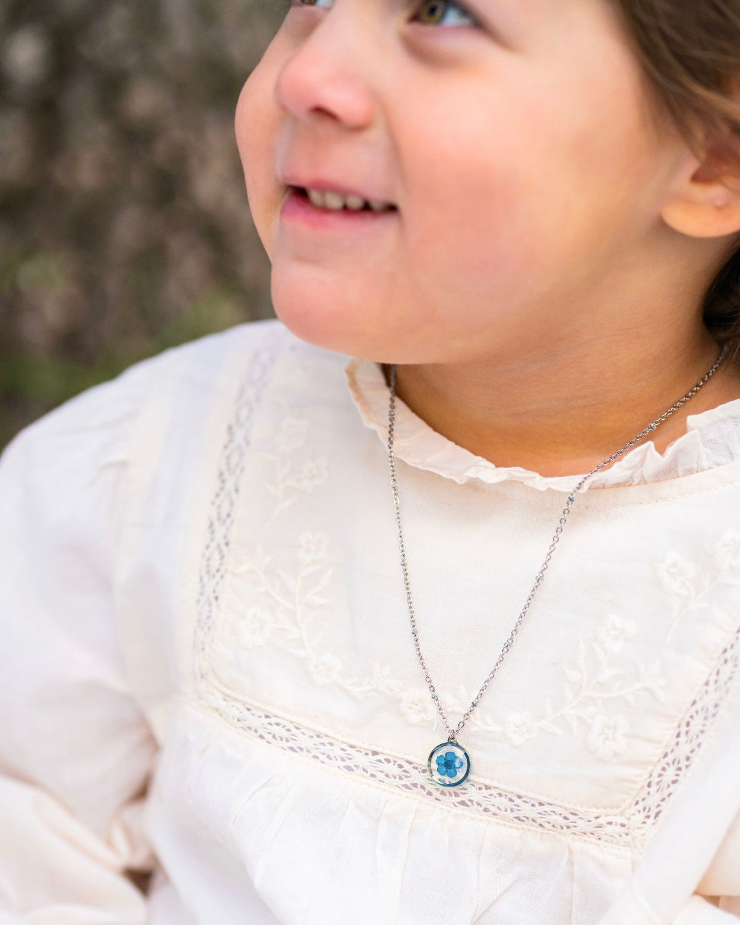 Collana in acciaio inossidabile e ciondolo in resina con fiore blu