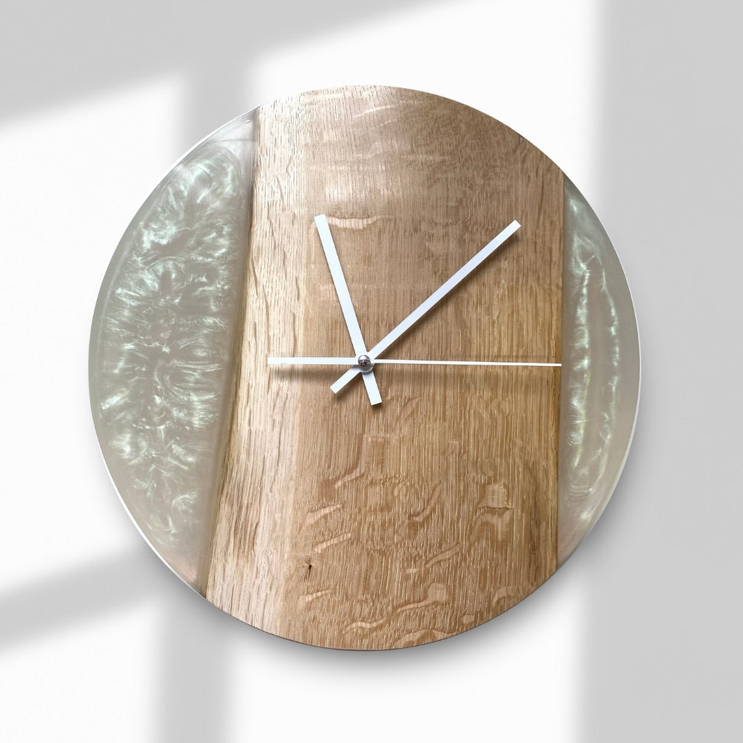 Orologio da parete Ø33 in resina bianca perlata e legno di rovere, ing –  mushydesign