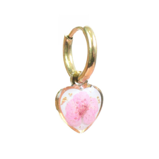 Un orecchino AMATI: Acciaio inox, ciondolo con resina e fiore selvatico rosa e foglia oro