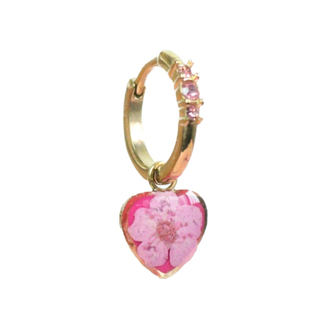 Un orecchino AMATI: Acciaio inox e zircone, ciondolo con resina e fiore selvatico rosa
