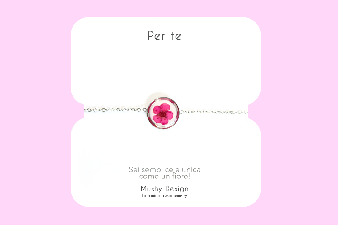 Bracciale in acciaio inossidabile con ciondolo in resina e fiore selvatico fucsia con sfondo bianco
