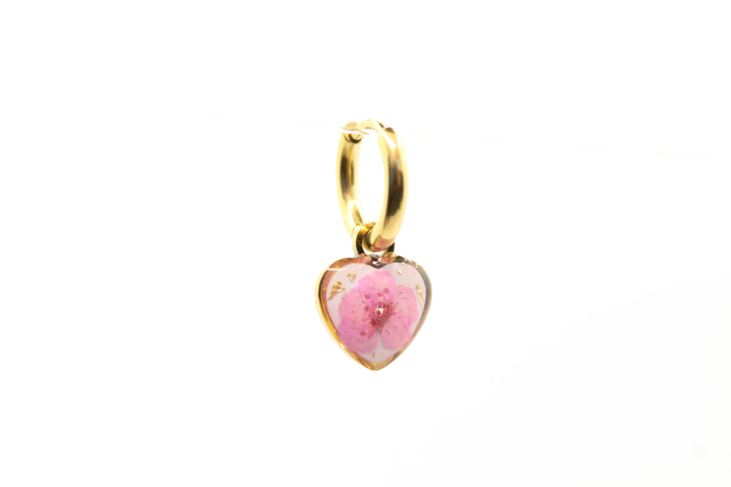 Un orecchino AMATI: Acciaio inox, ciondolo con resina e fiore selvatico rosa