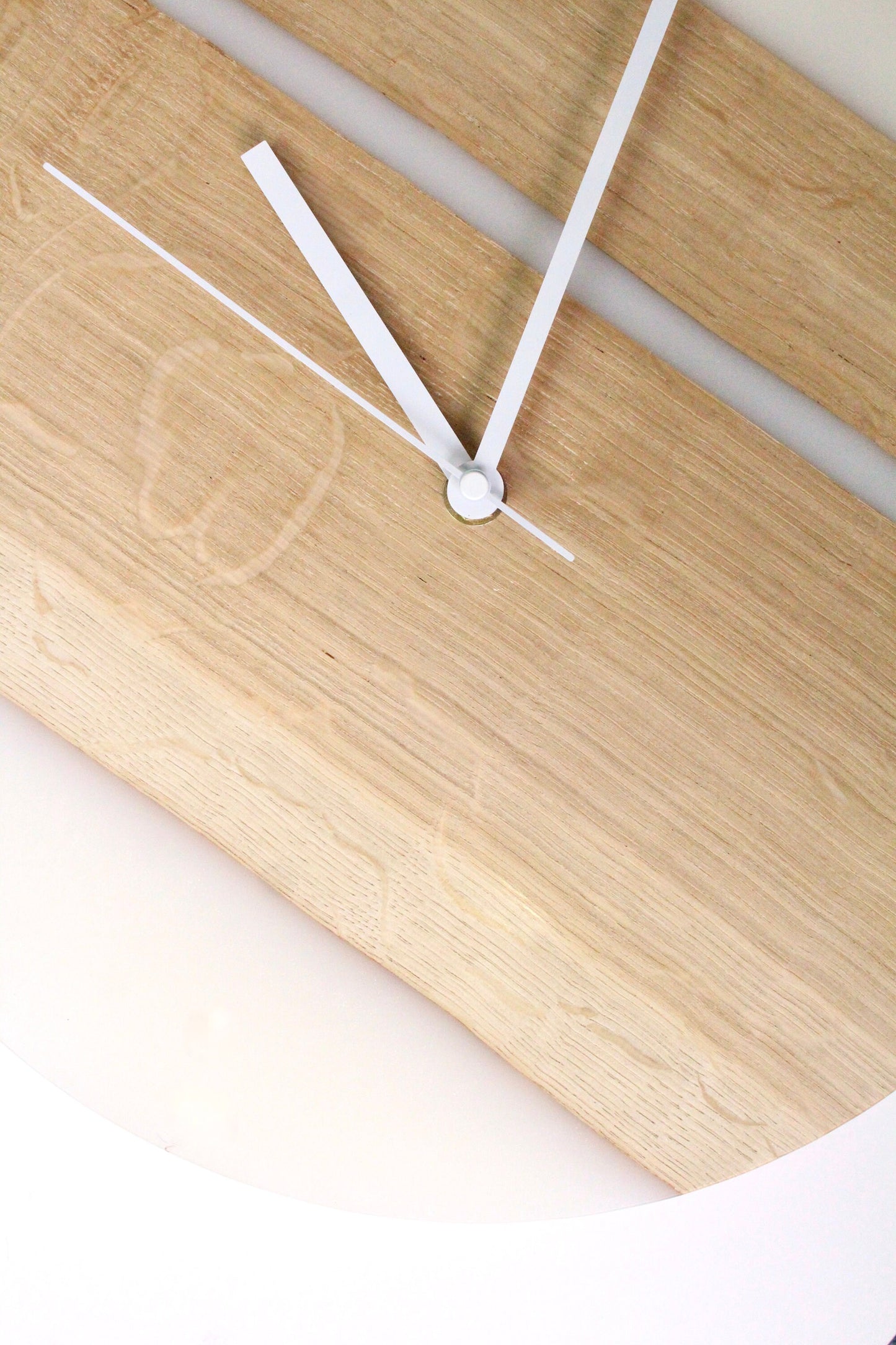 Orologio da parete Ø33 in resina bianca semplice e legno di rovere, ingranaggio al quarzo