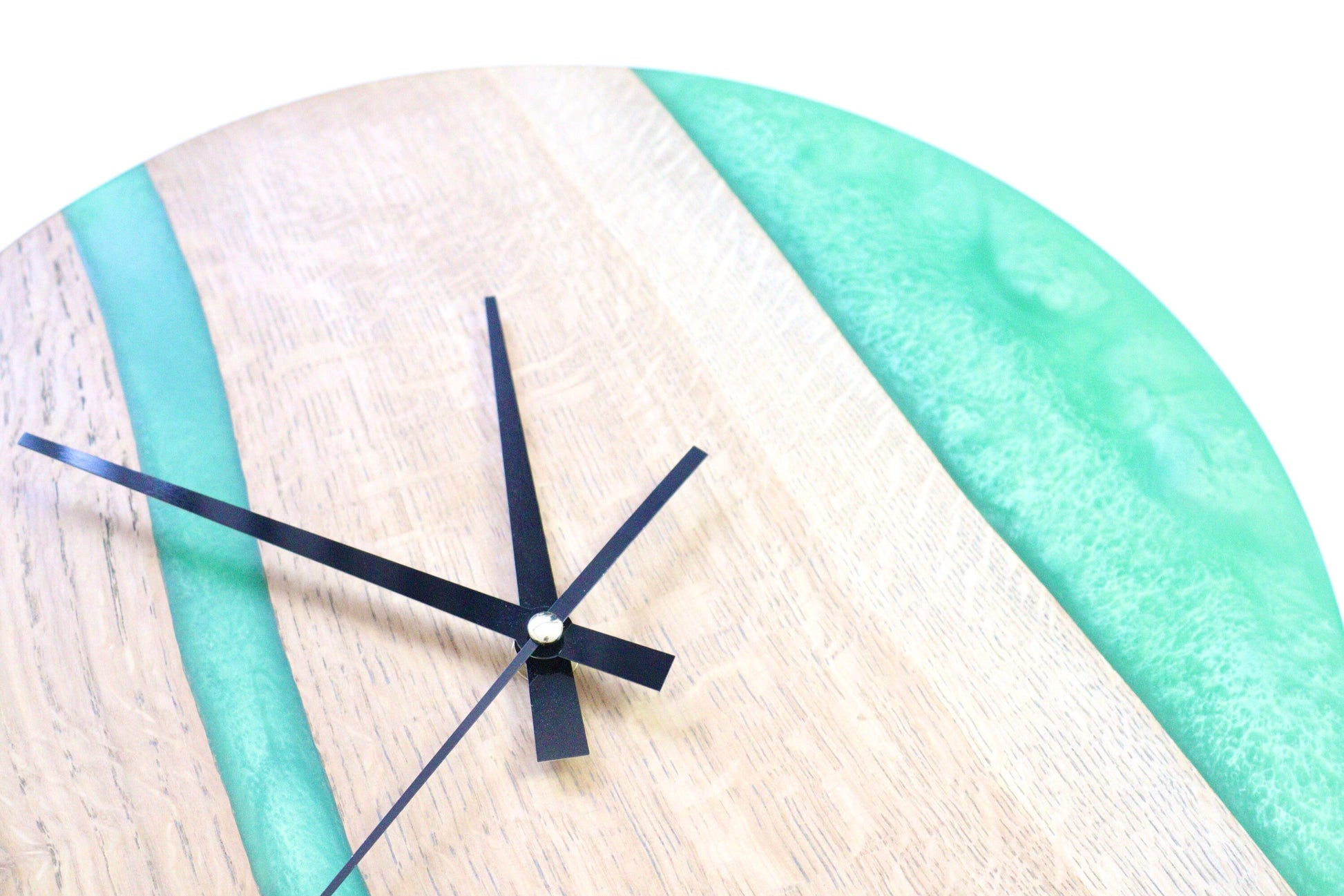 Orologio da parete in legno e resina verde perlata Ø33cm – mushydesign